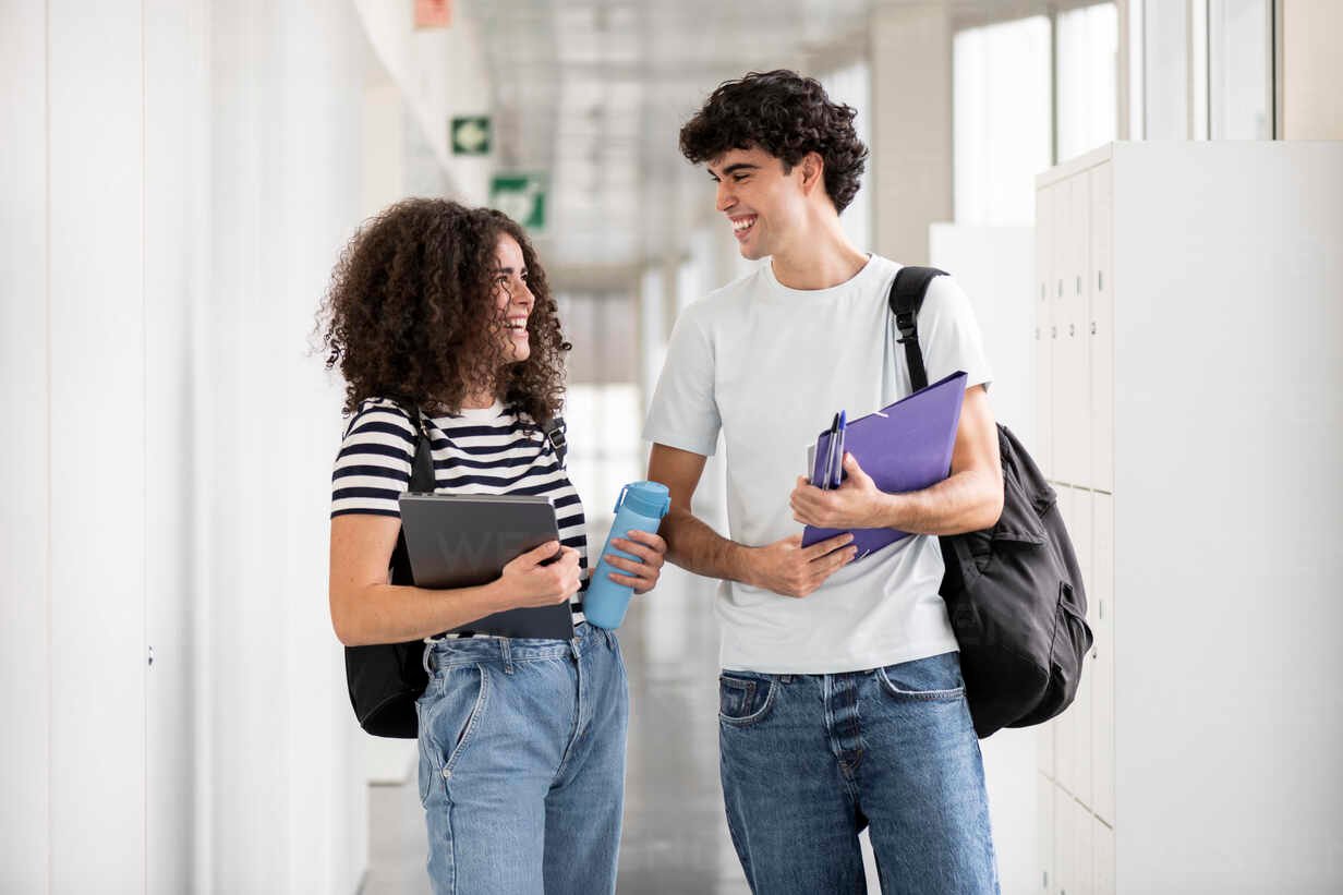 Estudiantes felices con mochilas